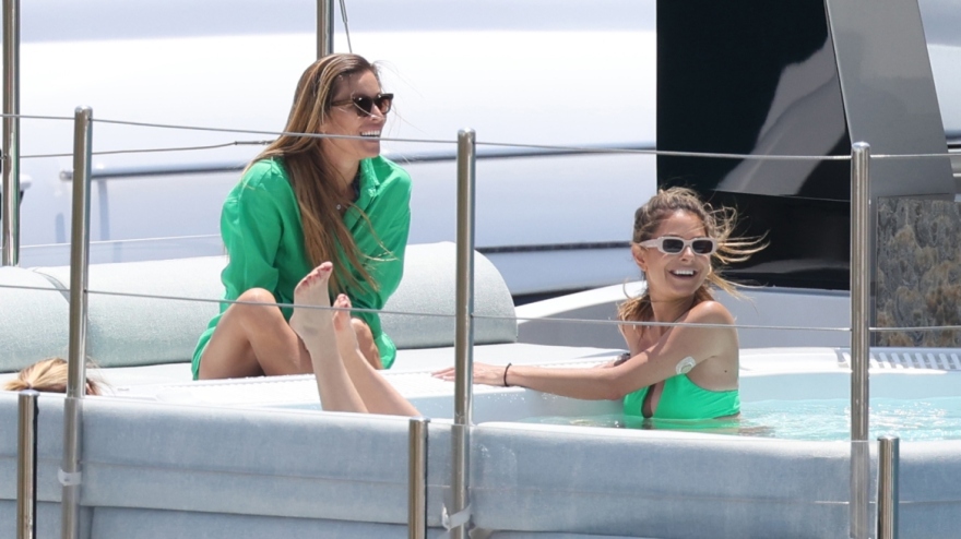 Μενούνος: Σε πολυτελές σκάφος στη Μύκονο με τον σύζυγό της και τη Χρουσαλά - Δείτε φωτογραφίες