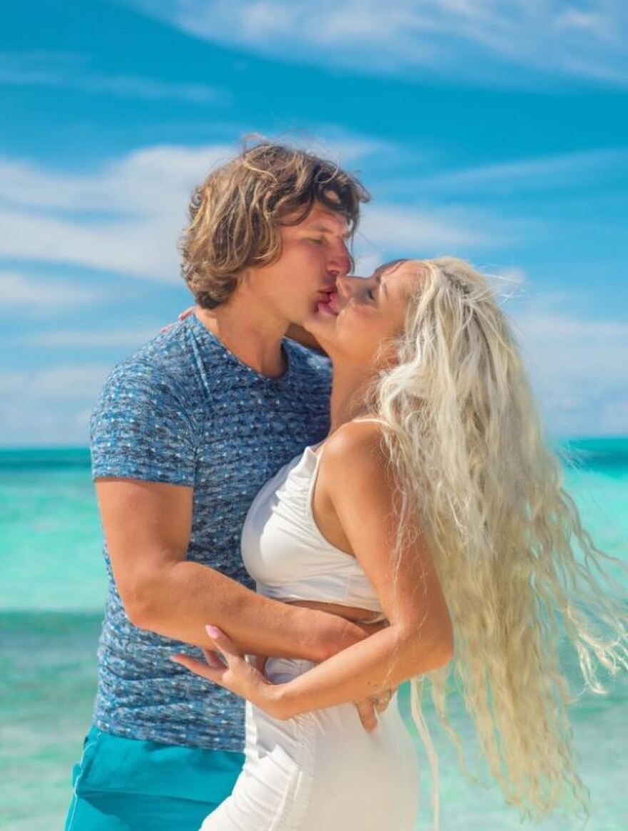 «Mrs Russia»: Η αμφιλεγόμενη νικήτρια των καλλιστείων είναι παντρεμένη με τον... χορηγό τους