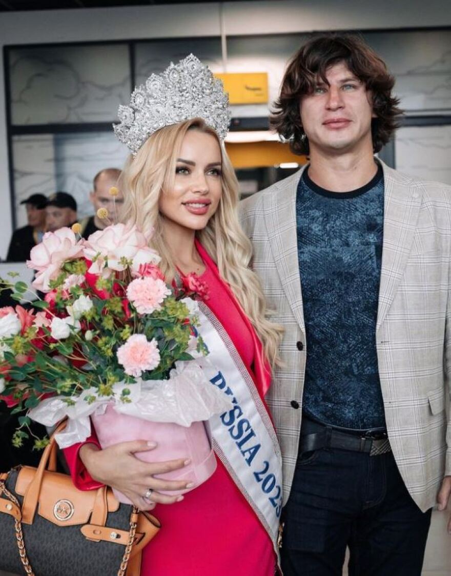 «Mrs Russia»: Η αμφιλεγόμενη νικήτρια των καλλιστείων είναι παντρεμένη με τον... χορηγό τους