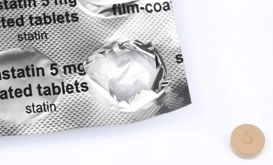 Τι τρέχει με τις στατίνες; Γιατί το Νο1 φάρμακο για τη χοληστερίνη μπαίνει πάλι στο μικροσκόπιο