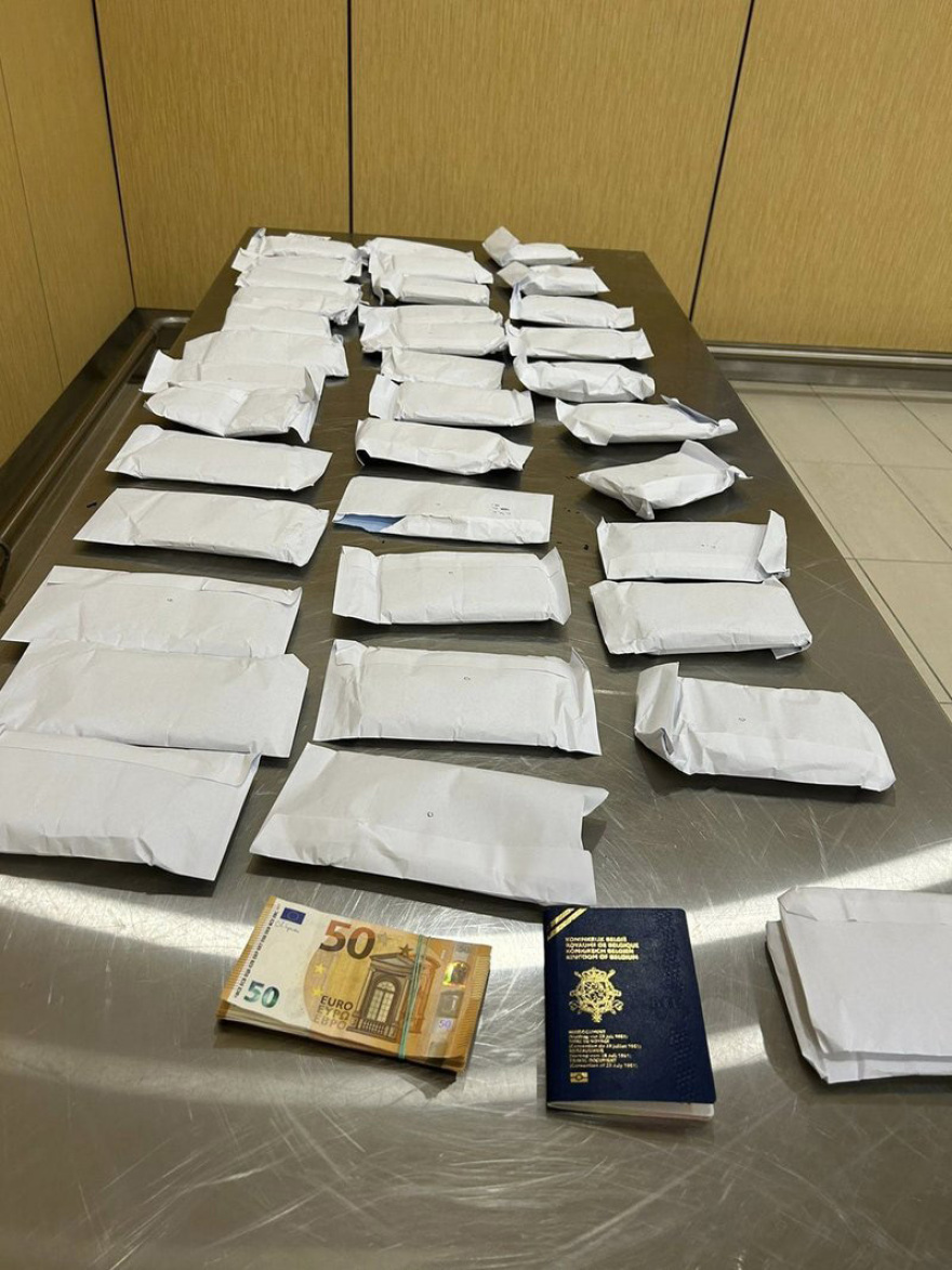 Κύπρος: Βέλγος αφίχθη στην Πάφο με €160.000 σε... φακέλους και συνελήφθη!