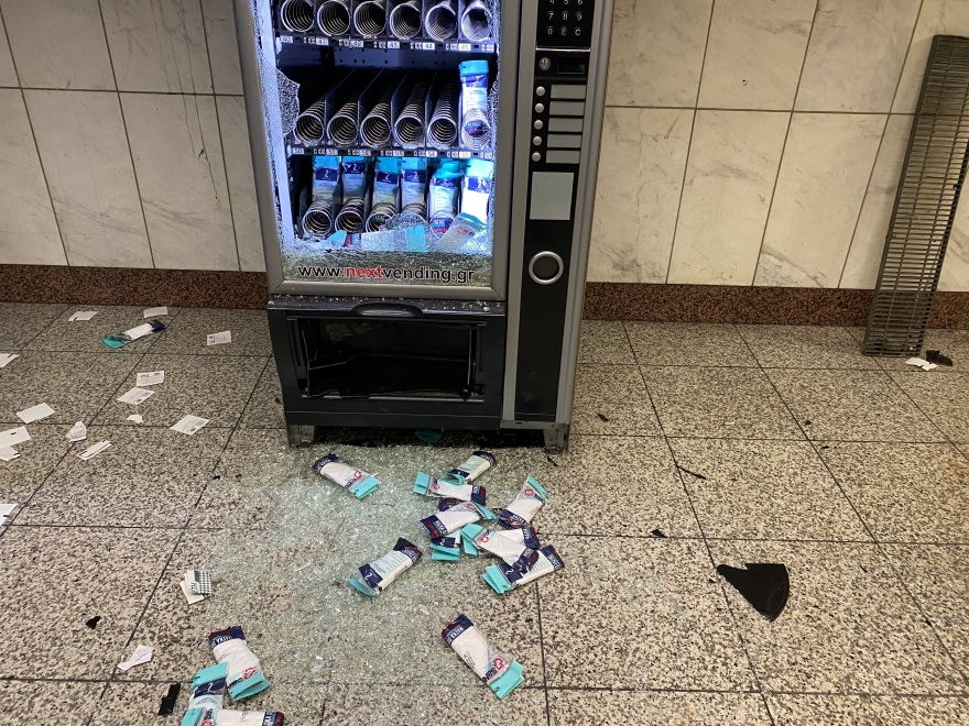 Μετρό Συντάγματος: Αναρχικοί έσπασαν ΑΤΜ και ακυρωτικά μηχανήματα - Δείτε φωτογραφίες