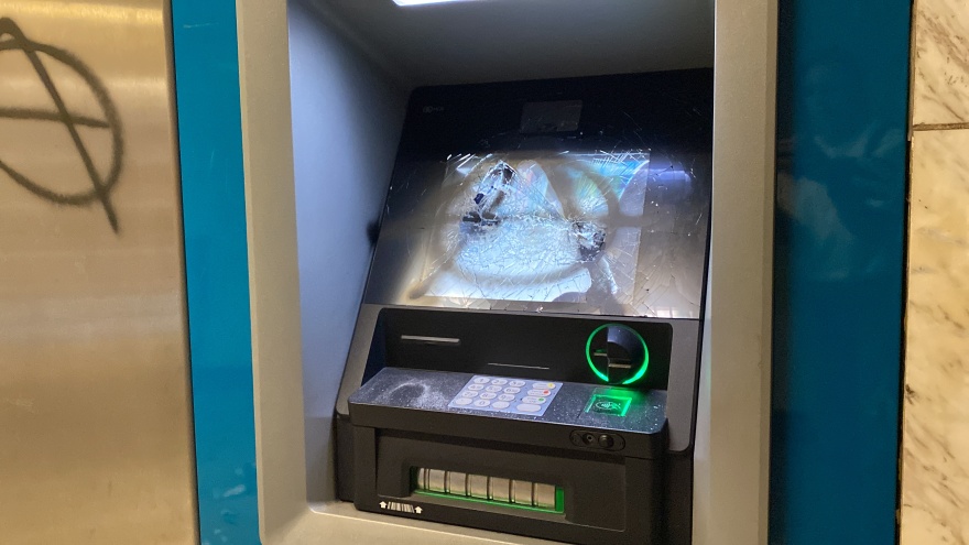 Μετρό Συντάγματος: Αναρχικοί έσπασαν ΑΤΜ και ακυρωτικά μηχανήματα - Δείτε φωτογραφίες