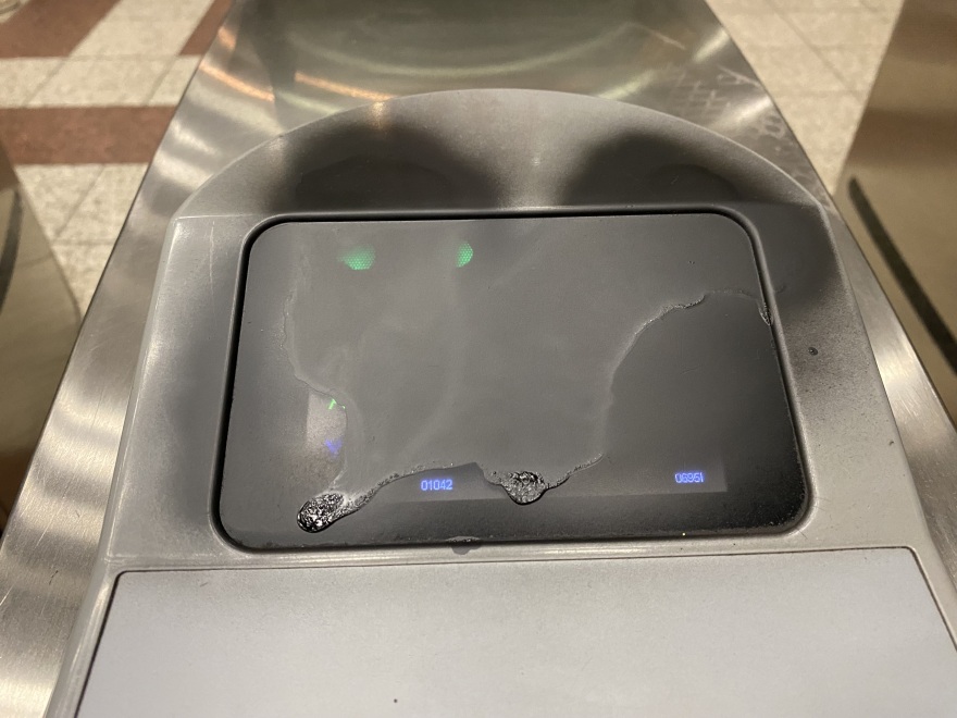 Μετρό Συντάγματος: Αναρχικοί έσπασαν ΑΤΜ και ακυρωτικά μηχανήματα - Δείτε φωτογραφίες