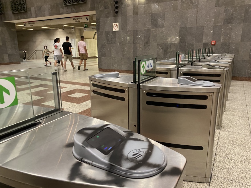 Μετρό Συντάγματος: Αναρχικοί έσπασαν ΑΤΜ και ακυρωτικά μηχανήματα - Δείτε φωτογραφίες