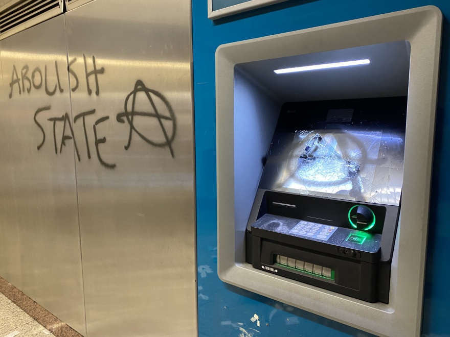 Μετρό Συντάγματος: Αναρχικοί έσπασαν ΑΤΜ και ακυρωτικά μηχανήματα - Δείτε φωτογραφίες