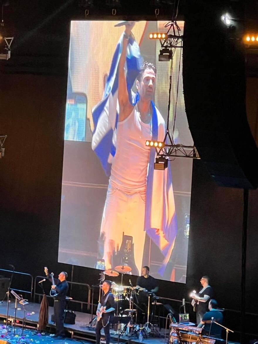 Κωνσταντίνος Αργυρός: Ομογενείς στη Μελβούρνη τραγουδούν τις επιτυχίες του - Δείτε βίντεο