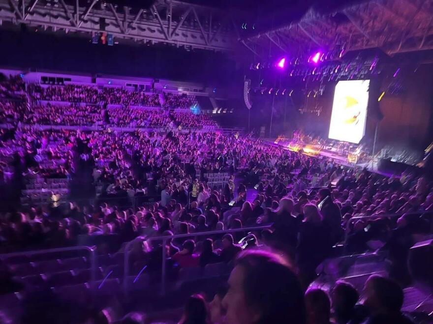 Κωνσταντίνος Αργυρός: Ομογενείς στη Μελβούρνη τραγουδούν τις επιτυχίες του - Δείτε βίντεο