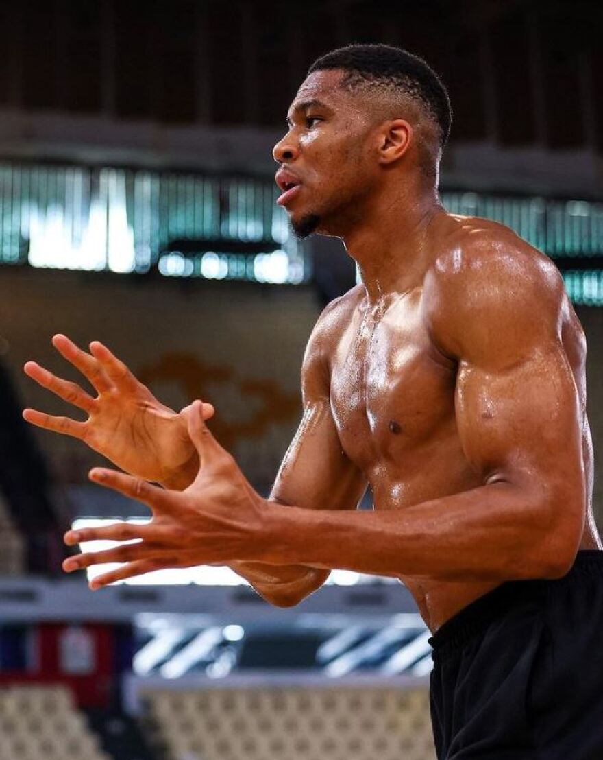 Γιάννης Αντετοκούνμπο: «Λιώνει» στην προπόνηση στο ΣΕΦ 