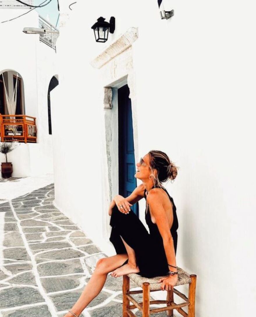 Ντιέγκο Σιμεόνε: Έκανε βόλτα χέρι-χέρι με την σύντροφό του στα σοκάκια της Πάρου 