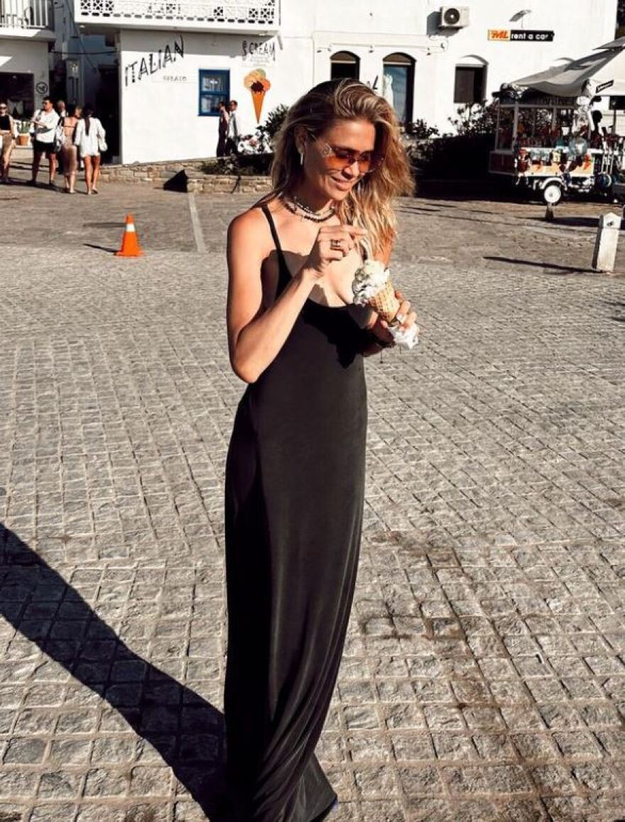 Ντιέγκο Σιμεόνε: Έκανε βόλτα χέρι-χέρι με την σύντροφό του στα σοκάκια της Πάρου 