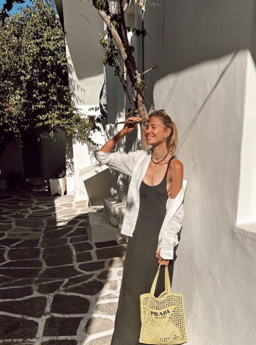 Ντιέγκο Σιμεόνε: Έκανε βόλτα χέρι-χέρι με την σύντροφό του στα σοκάκια της Πάρου 