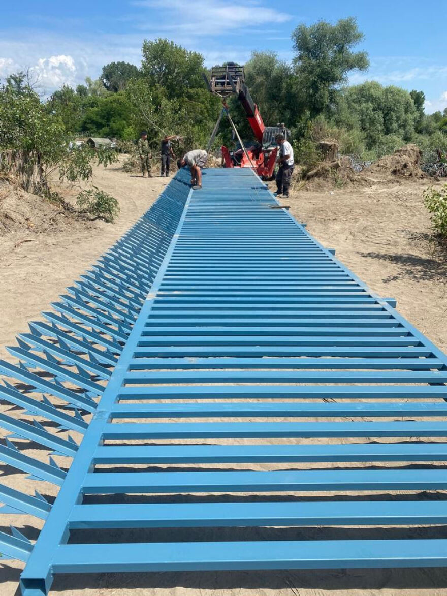 Έβρος: Πρόχειρος φράχτης σε νησίδα απέναντι από τη Νέα Βύσσα για αποτροπή εισόδου παράνομων μεταναστών (βίντεο)