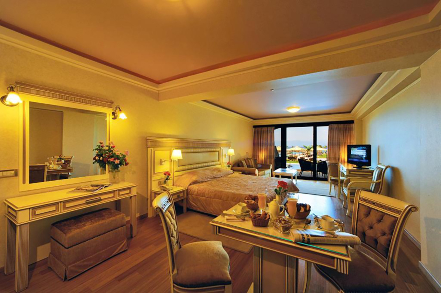 Ο ξενοδόχος, η χειροβομβίδα, η μίζα: Ο «βίος και πολιτεία» του πρώην ιδιοκτήτη του Kandia’s Castle στο Ναύπλιο