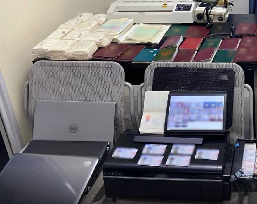 Άγιος Παντελεήμονας: Επεισοδιακή σύλληψη αλλοδαπών για πλαστογραφία - Είδε τους αστυνομικούς, πέταξε το τσαντάκι και άρχισε να τρέχει