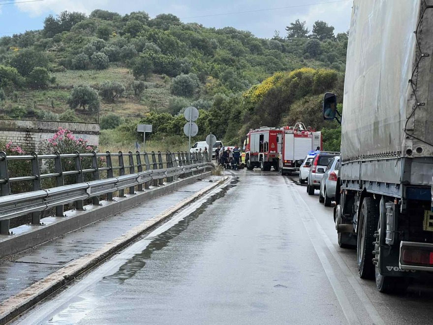 Αγρίνιο: Σοβαρό τροχαίο στη γέφυρα του Αχελώου - Τρεις τραυματίες