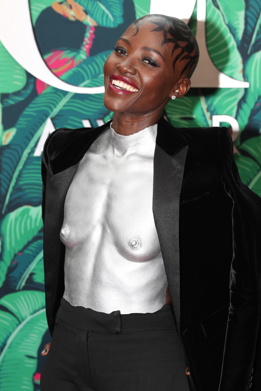 Λουπίτα Νιόγκο: Η «γυμνή» εμφάνισή της στα βραβεία Tony - Δείτε φωτογραφίες