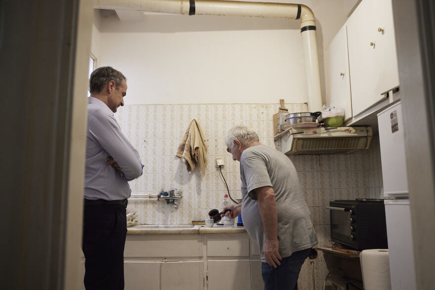 Εκλογές 2023: Η επίσκεψη Μητσοτάκη στο σπίτι πρώην αστέγου - Δείτε τη συζήτησή τους στο 10λεπτο σποτ της ΝΔ