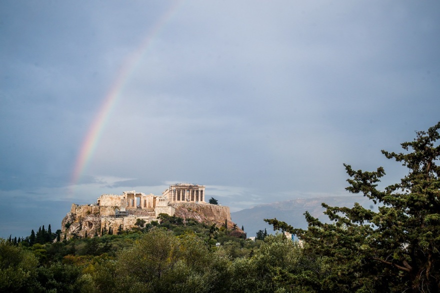 Αττική: Ουράνιο τόξο πάνω από την Ακρόπολη μετά την μπόρα - Δείτε φωτογραφίες