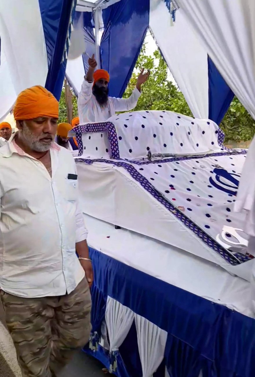 Μέγαρα: Εκατοντάδες Ινδοί με παραδοσιακές φορεσιές συμμετέχουν σε τελετή της θρησκείας Σιχ - Φωτογραφίες