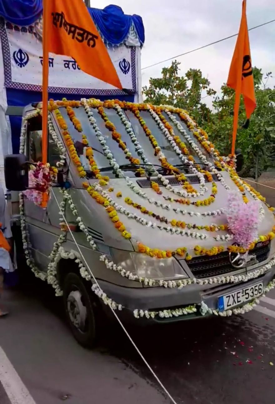 Μέγαρα: Εκατοντάδες Ινδοί με παραδοσιακές φορεσιές συμμετέχουν σε τελετή της θρησκείας Σιχ - Φωτογραφίες