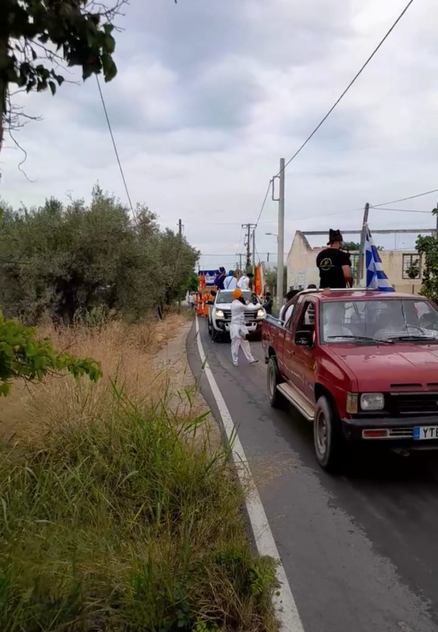 Μέγαρα: Εκατοντάδες Ινδοί με παραδοσιακές φορεσιές συμμετέχουν σε τελετή της θρησκείας Σιχ - Φωτογραφίες