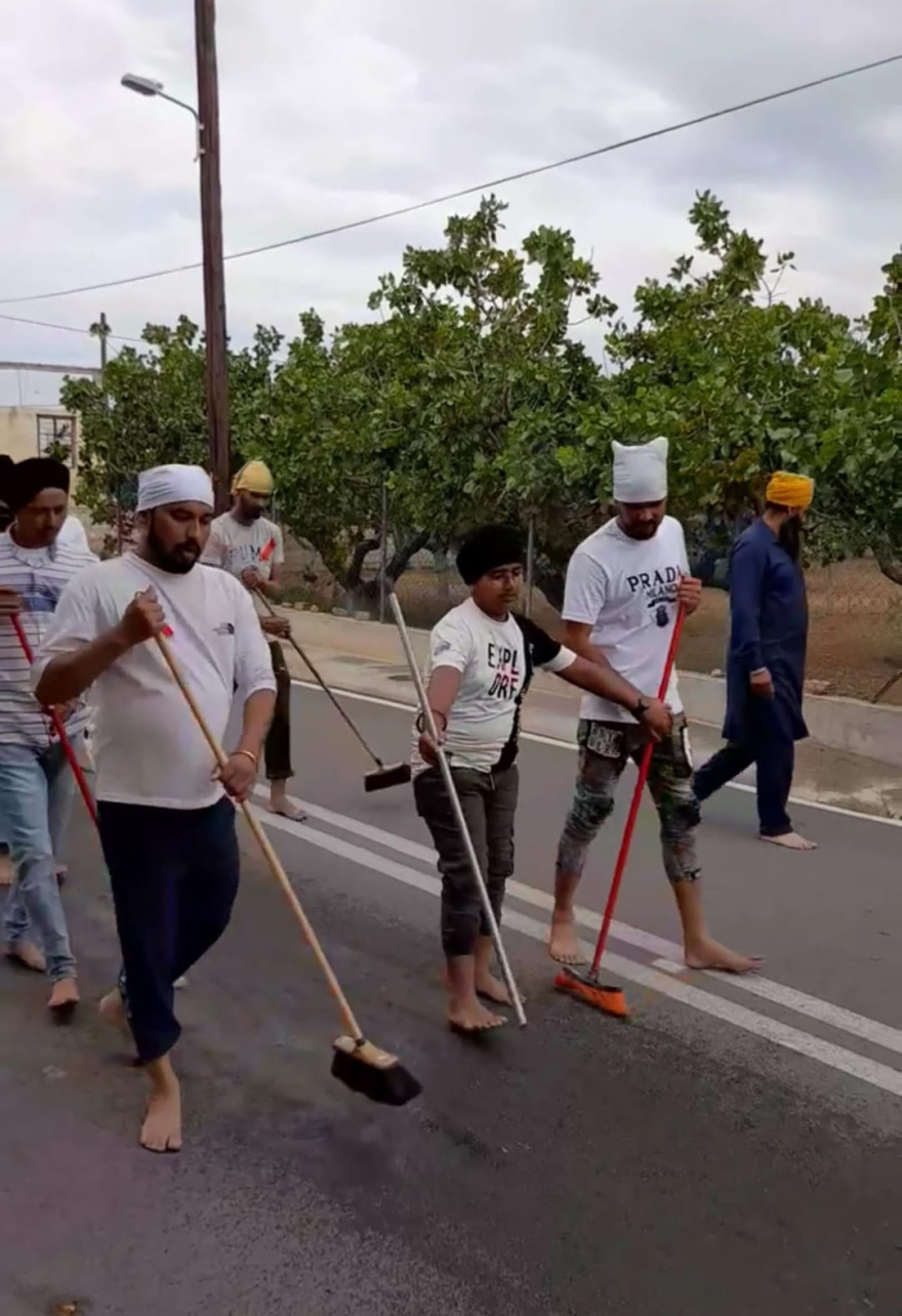 Μέγαρα: Εκατοντάδες Ινδοί με παραδοσιακές φορεσιές συμμετέχουν σε τελετή της θρησκείας Σιχ - Φωτογραφίες