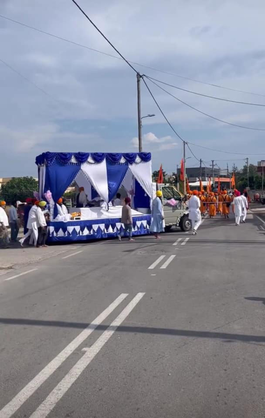 Μέγαρα: Εκατοντάδες Ινδοί με παραδοσιακές φορεσιές συμμετέχουν σε τελετή της θρησκείας Σιχ - Φωτογραφίες