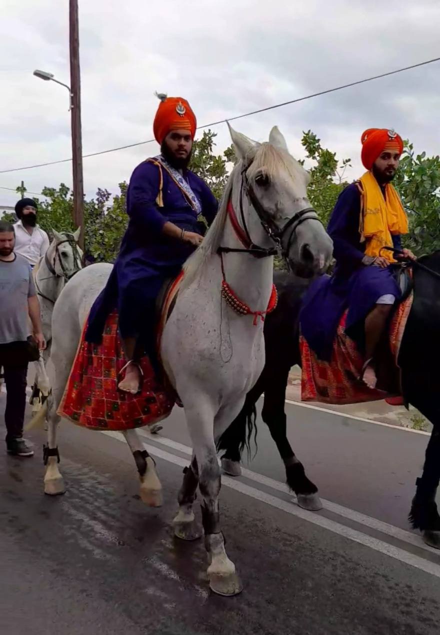 Μέγαρα: Εκατοντάδες Ινδοί με παραδοσιακές φορεσιές συμμετέχουν σε τελετή της θρησκείας Σιχ - Φωτογραφίες