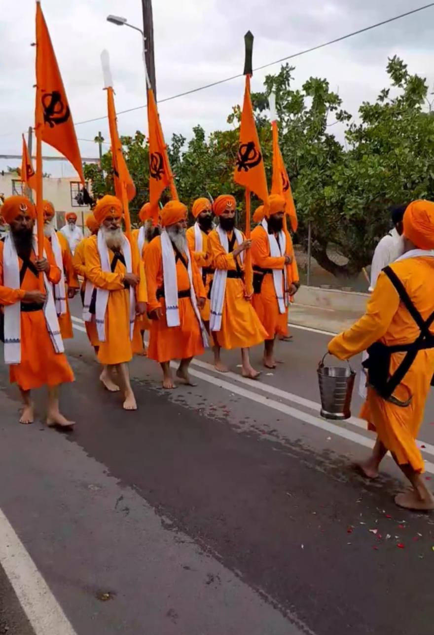 Μέγαρα: Εκατοντάδες Ινδοί με παραδοσιακές φορεσιές συμμετέχουν σε τελετή της θρησκείας Σιχ - Φωτογραφίες