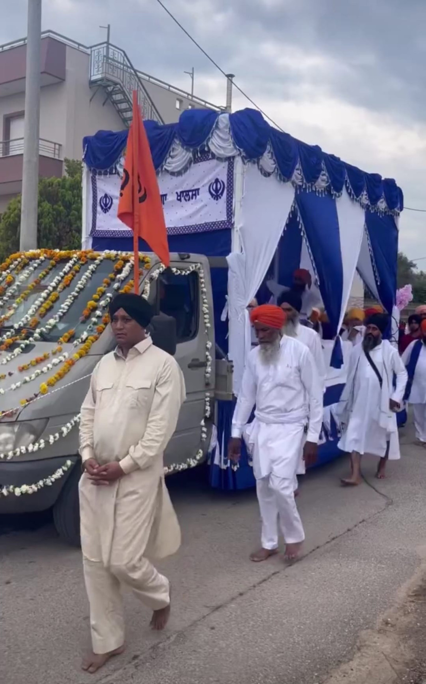 Μέγαρα: Εκατοντάδες Ινδοί με παραδοσιακές φορεσιές συμμετέχουν σε τελετή της θρησκείας Σιχ - Φωτογραφίες