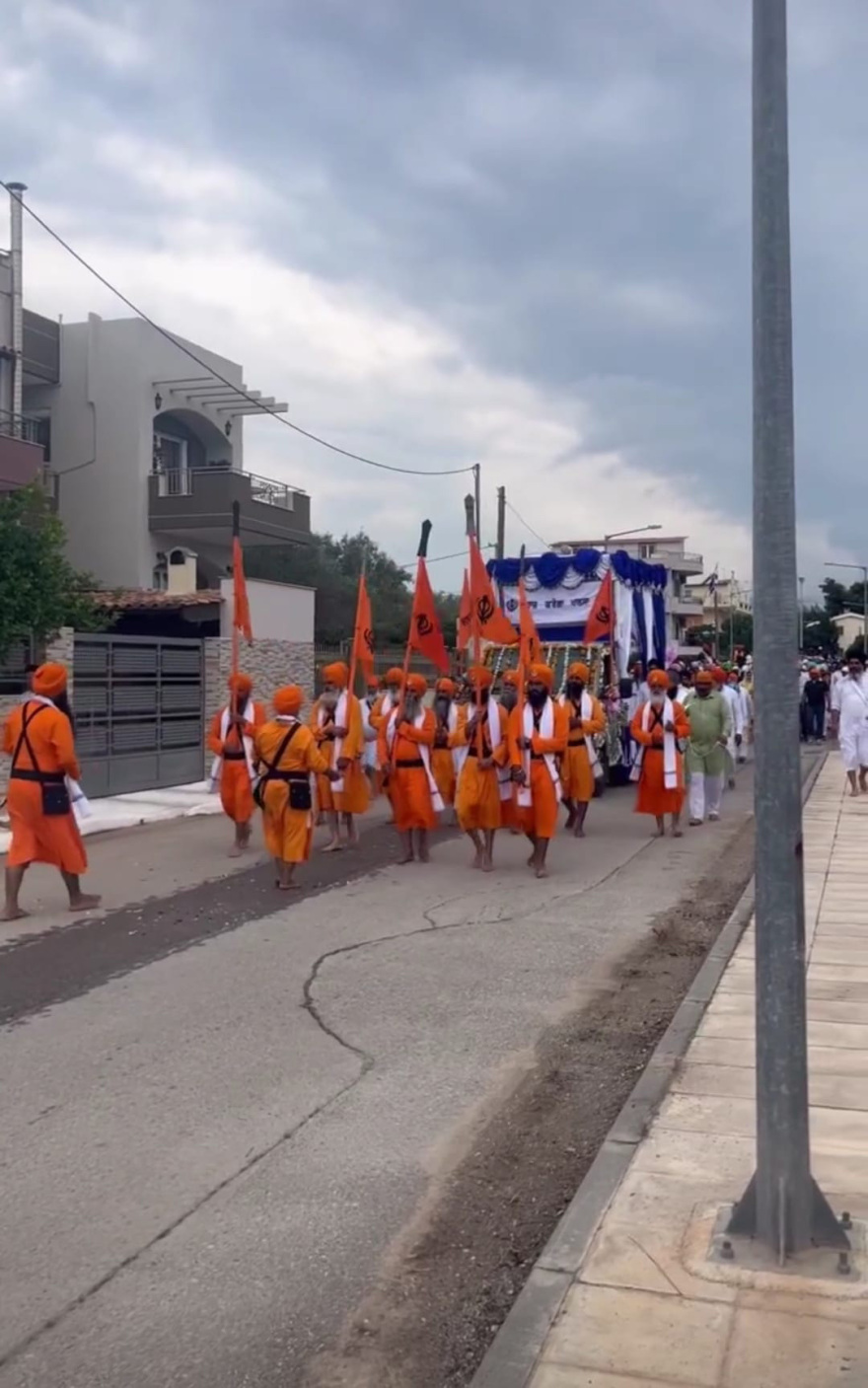 Μέγαρα: Εκατοντάδες Ινδοί με παραδοσιακές φορεσιές συμμετέχουν σε τελετή της θρησκείας Σιχ - Φωτογραφίες