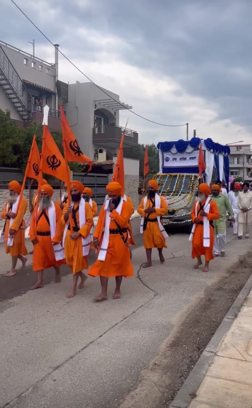 Μέγαρα: Εκατοντάδες Ινδοί με παραδοσιακές φορεσιές συμμετέχουν σε τελετή της θρησκείας Σιχ - Φωτογραφίες