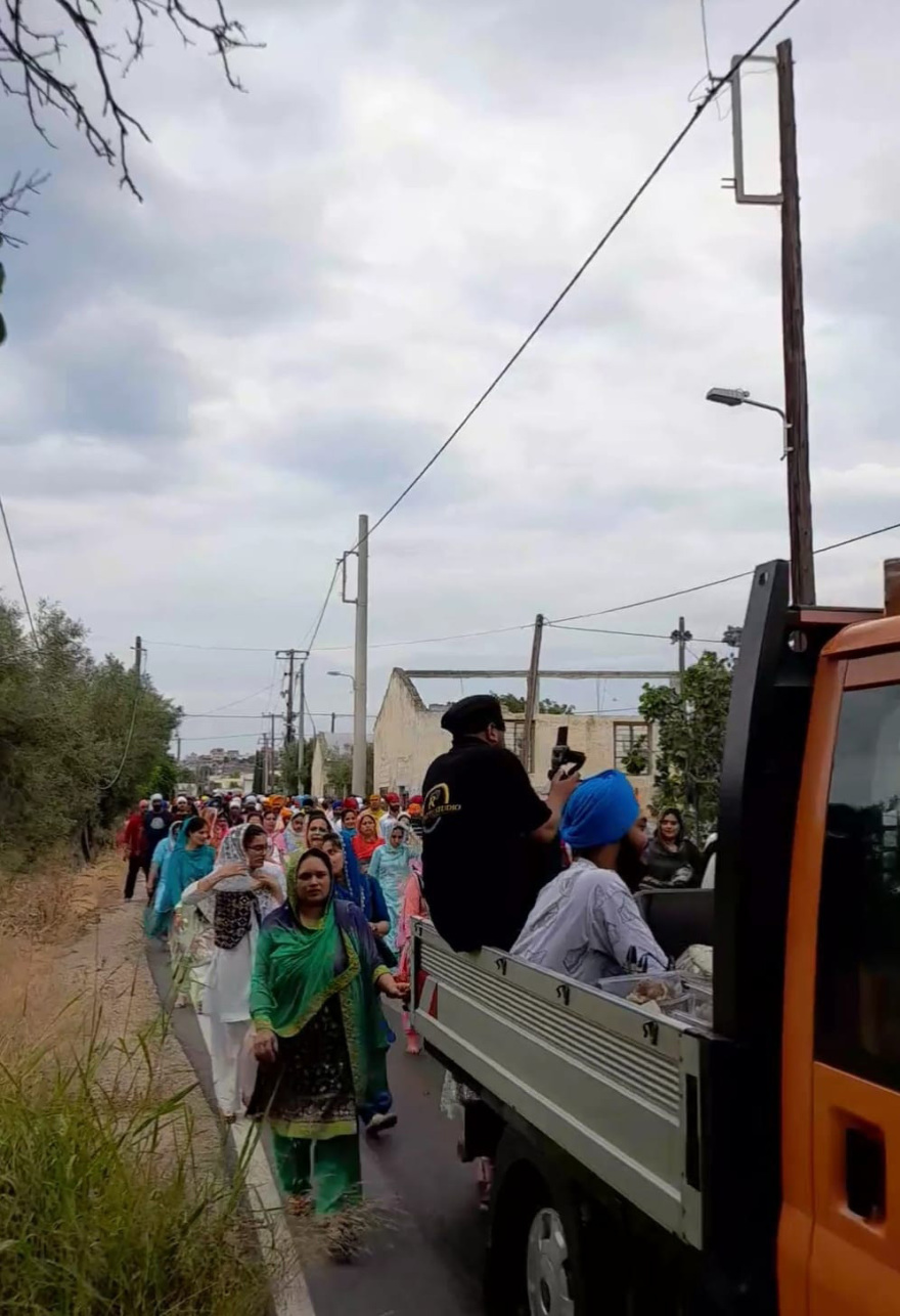 Μέγαρα: Εκατοντάδες Ινδοί με παραδοσιακές φορεσιές συμμετέχουν σε τελετή της θρησκείας Σιχ - Φωτογραφίες