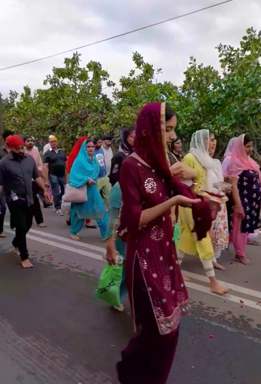 Μέγαρα: Εκατοντάδες Ινδοί με παραδοσιακές φορεσιές συμμετέχουν σε τελετή της θρησκείας Σιχ - Φωτογραφίες