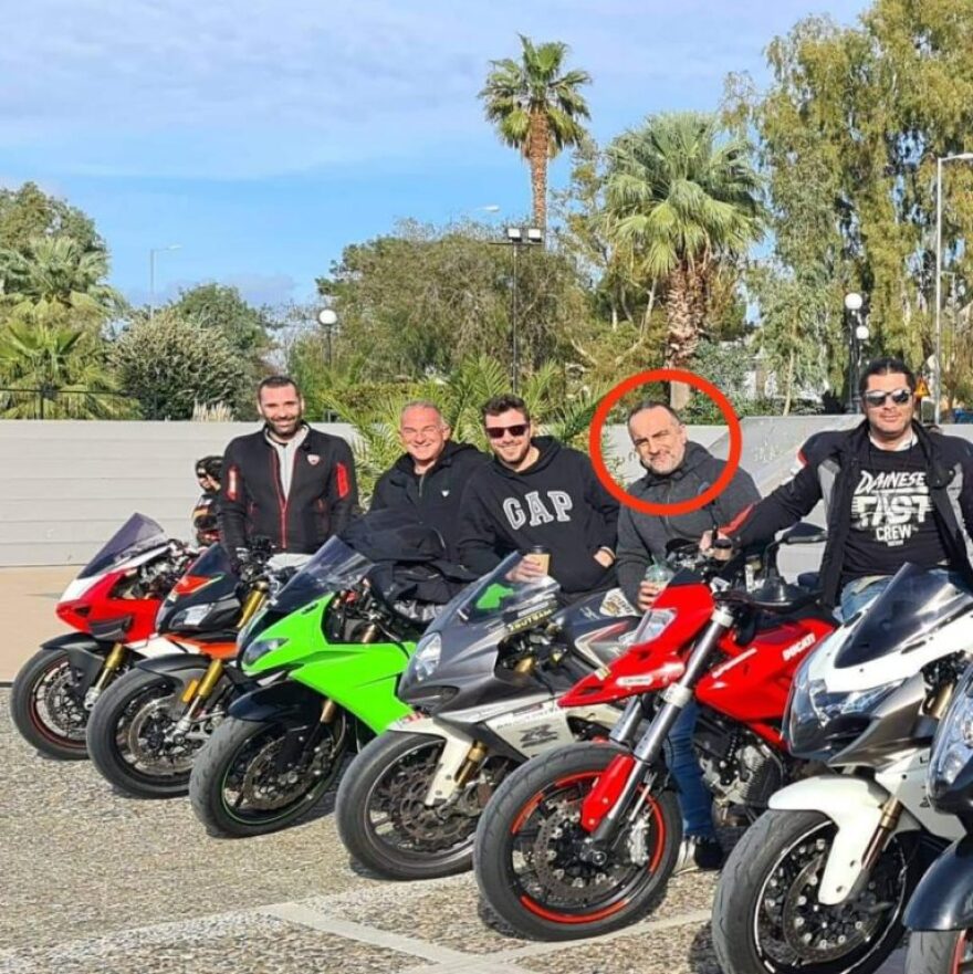 Οδηγός μηχανής καρφώθηκε σε αυτοκίνητο που έκανε αναστροφή στα Λιμανάκια στη Βουλιαγμένη (βίντεο)