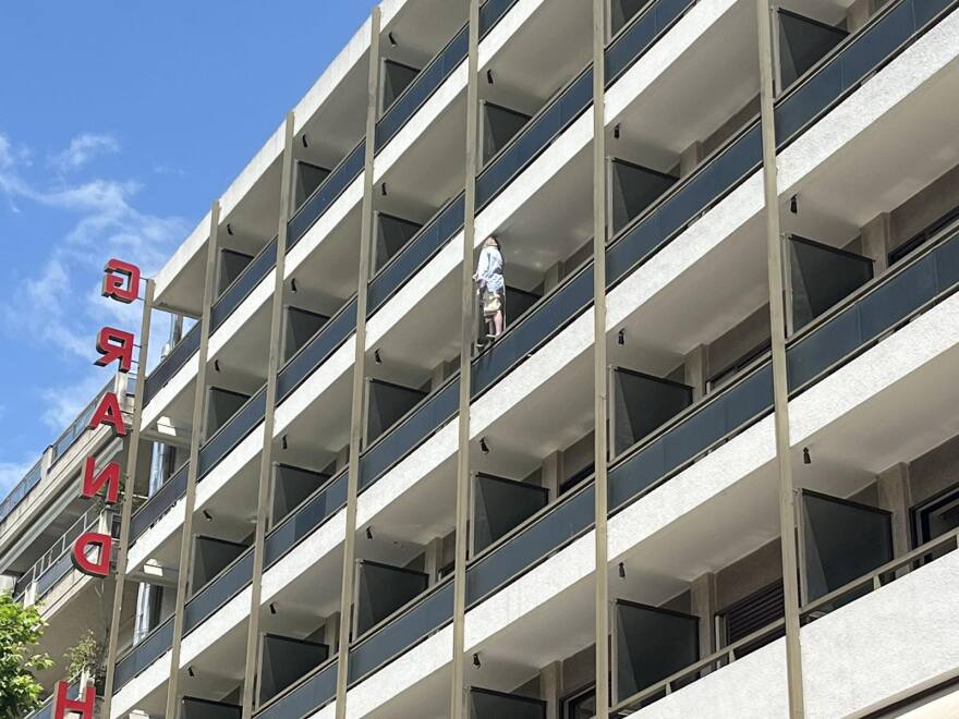 Λάρισα: Αίσιο τέλος για τη γυναίκα που απειλούσε να πέσει από μπαλκόνι ξενοδοχείου