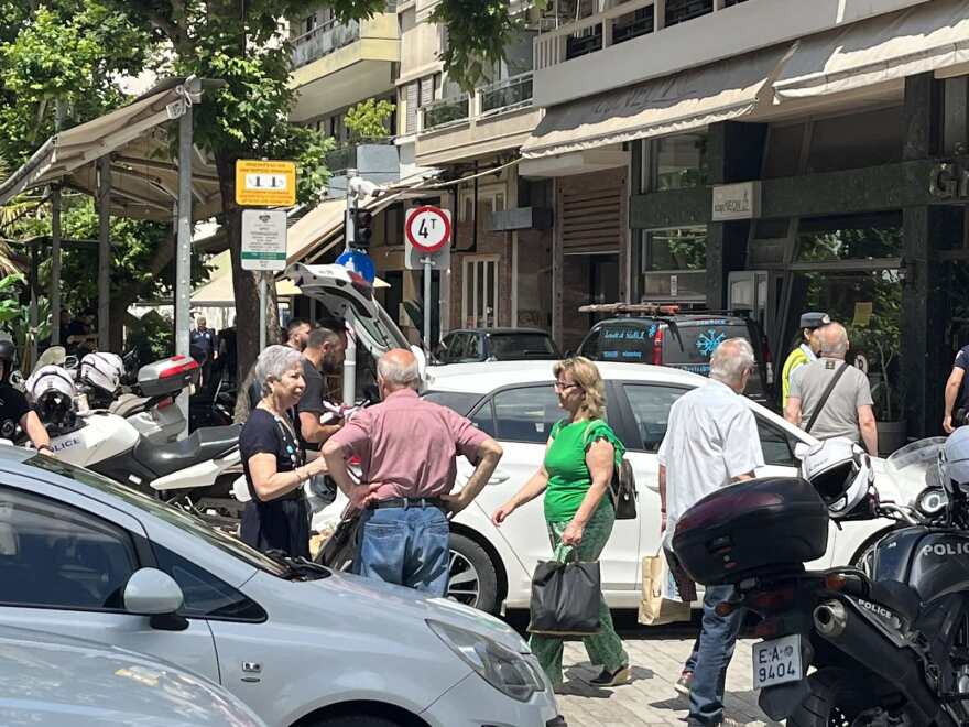 Λάρισα: Αίσιο τέλος για τη γυναίκα που απειλούσε να πέσει από μπαλκόνι ξενοδοχείου