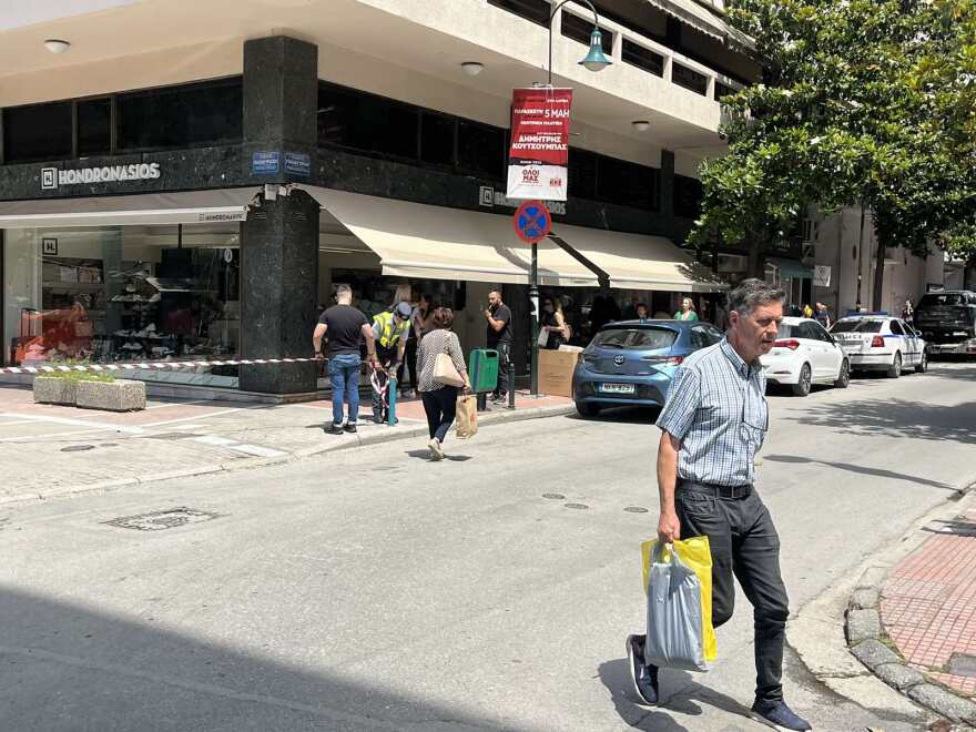 Λάρισα: Αίσιο τέλος για τη γυναίκα που απειλούσε να πέσει από μπαλκόνι ξενοδοχείου