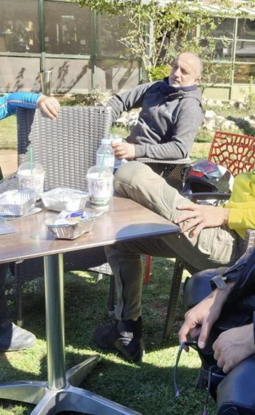 Οδηγός μηχανής καρφώθηκε σε αυτοκίνητο που έκανε αναστροφή στα Λιμανάκια στη Βουλιαγμένη (βίντεο)