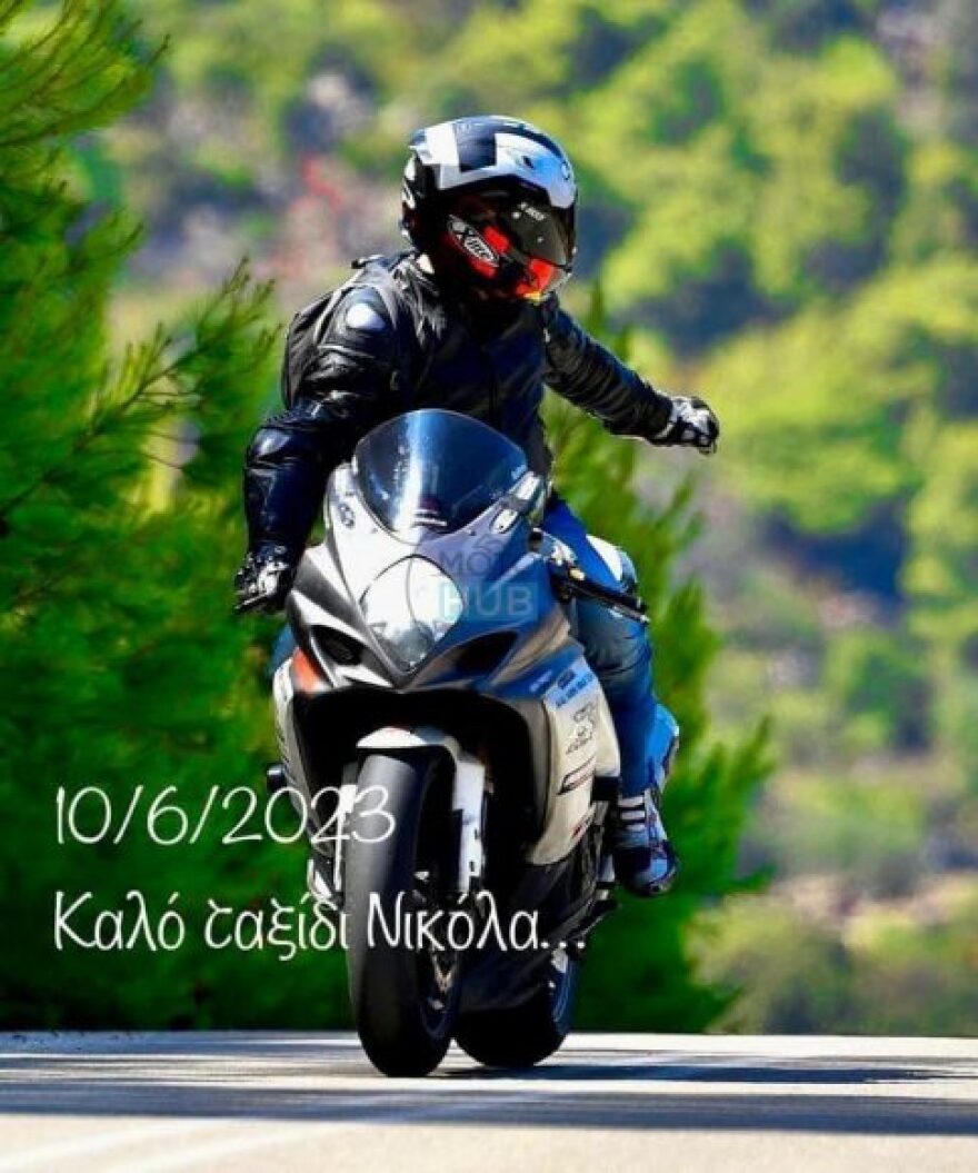 Οδηγός μηχανής καρφώθηκε σε αυτοκίνητο που έκανε αναστροφή στα Λιμανάκια στη Βουλιαγμένη (βίντεο)