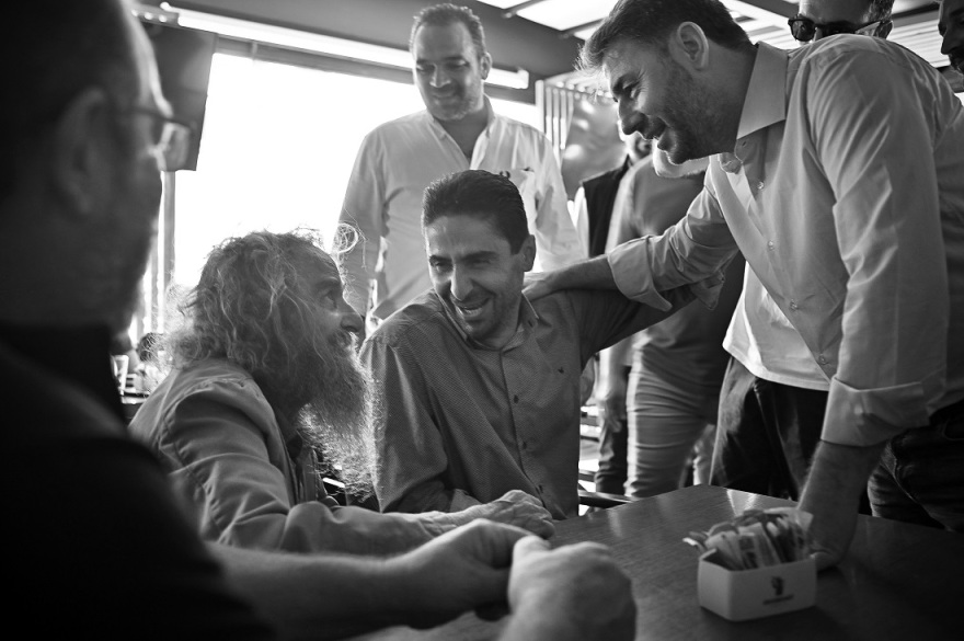 Εκλογές 2023 - Ο Νίκος Ανδρουλάκης, ο Ψαραντώνης, οι ψήφοι και τα... παϊδάκια στο κέντρο του Ηρακλείου