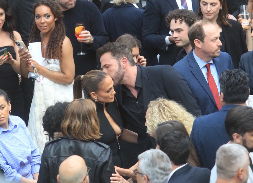 Τζένιφερ Λόπεζ - Μπεν Άφλεκ: Ποζάρουν αγκαλιασμένοι στην πρεμιέρα της ταινίας «The Flash»