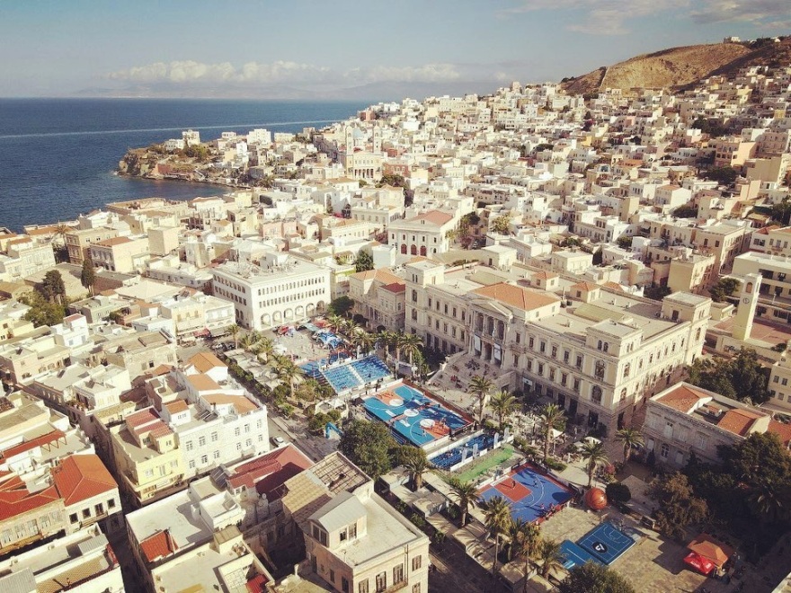 Η Σύρος «ντύνεται» στα χρώματα του Stoiximan AegeanBall Festival - Δείτε βίντεο