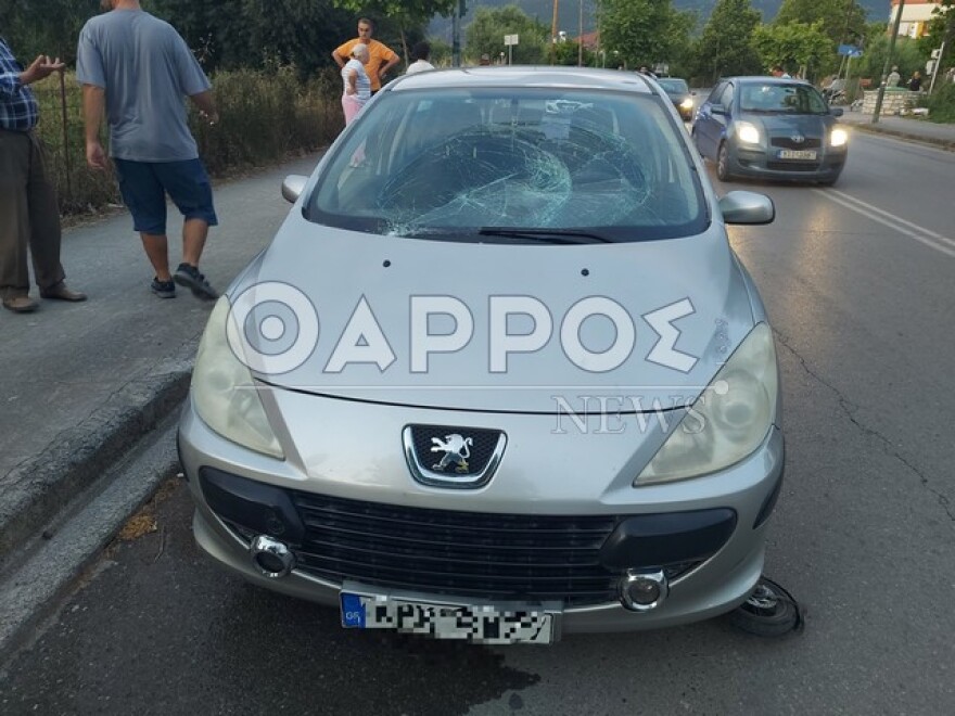 Καλαμάτα: Καρέ καρέ η στιγμή της σύγκρουσης ΙΧ με πατίνι με τραυματίες δύο έφηβους - Βίντεο ντοκουμέντο