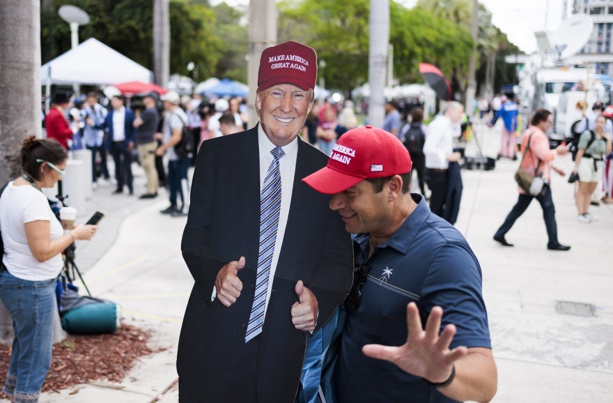 Ντόναλντ Τραμπ: Διαδηλωτές και δημοσιογράφοι έξω από το δικαστήριο στο Μαϊάμι