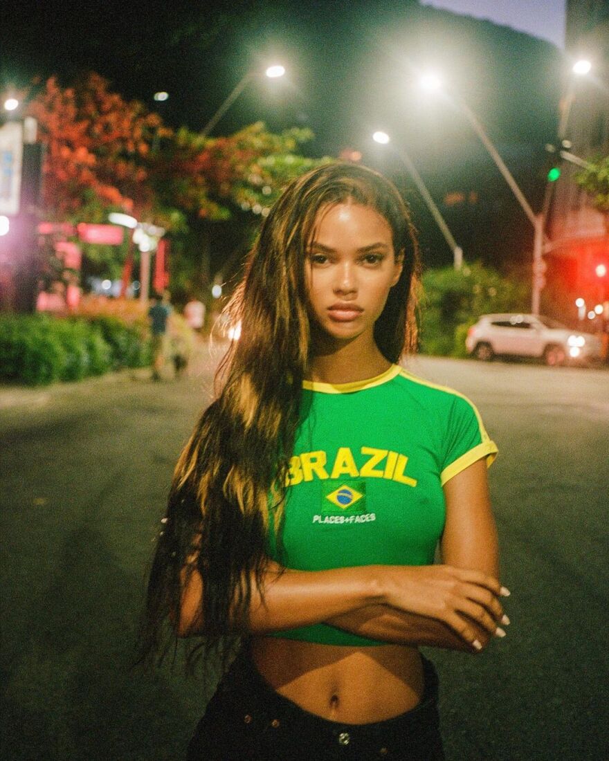 Ποιο είναι το εντυπωσιακό μοντέλο από τη Βραζιλία που «απειλεί» το ειδύλλιο της Σακίρα με τον Λιούις Χάμιλτον