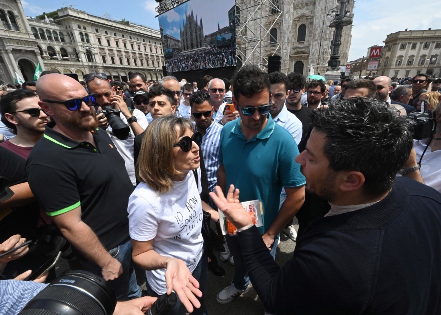 Σίλβιο Μπερλουσκόνι: Με χειροκροτήματα και στρατιωτικές τιμές τον αποχαιρέτησαν οι Ιταλοί - Δείτε βίντεο