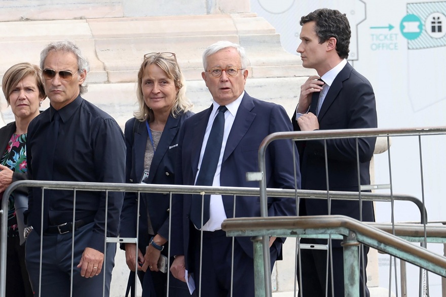 Σίλβιο Μπερλουσκόνι: Με χειροκροτήματα και στρατιωτικές τιμές τον αποχαιρέτησαν οι Ιταλοί - Δείτε βίντεο