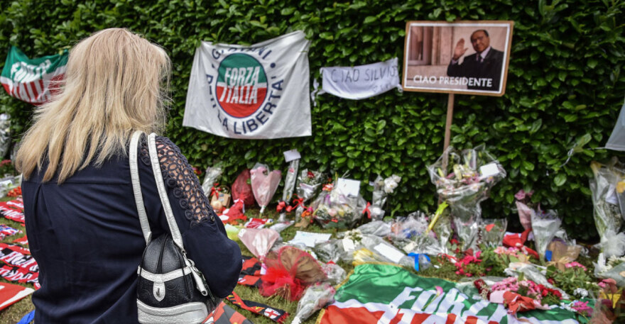 Σίλβιο Μπερλουσκόνι: Με χειροκροτήματα και στρατιωτικές τιμές τον αποχαιρέτησαν οι Ιταλοί - Δείτε βίντεο